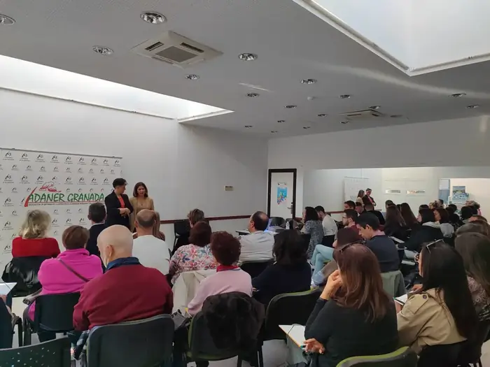 Presentación de una sesión de la escuela de familias de ADANER Granada